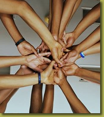 solidarietà braccia.jpg